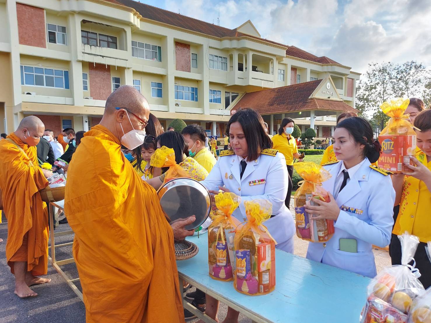 ﻿สำนักงานบังคับคดีกลุ่มจังหวัดที่ 9 (Sandbox) ร่วมกิจกรรมทำบุญตักบาตร เนื่องในวันคล้ายวันพระบรมราชสมภพ พระบาทสมเด็จพระบรมชนกาธิเบศร มหาภูมิพลอดุลยเดชมหาราช บรมนาถบพิตร 5 ธันวาคม 2563